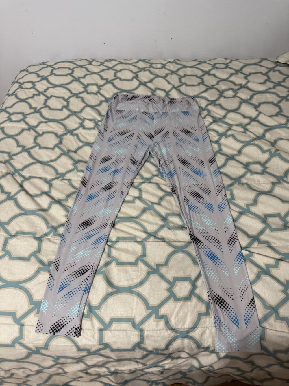 NWOT LuLaRoe Grey Blue Chevron Dot Leggings Tall & Curvy 💙